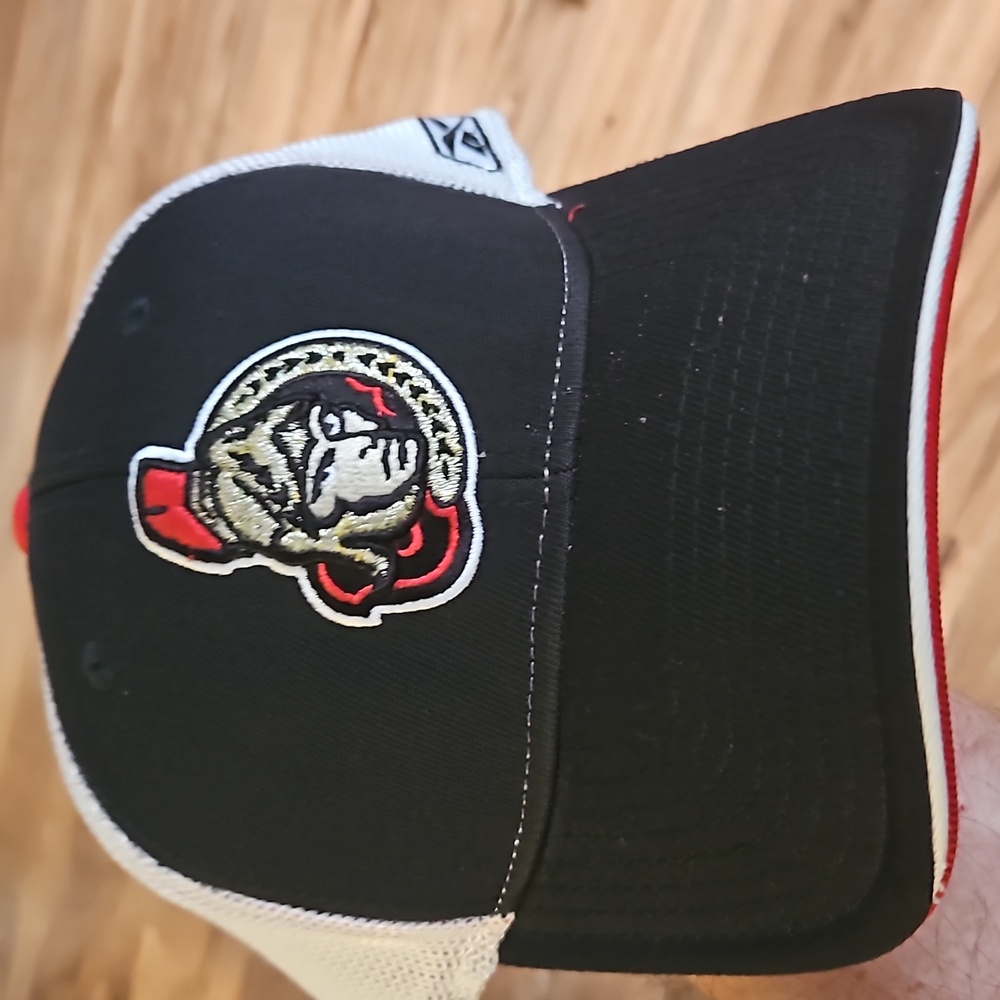 Nhl nwt Ottawa senators authentic cap